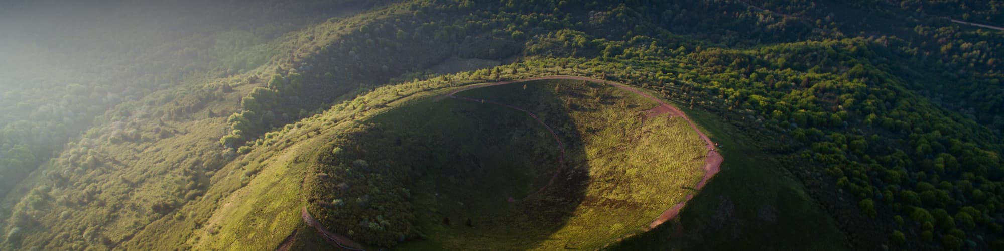 Forêts, collines, rivières et lacs Massif Central © Ocni Design