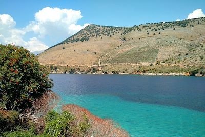 © Lumiere et Compagnie / Adobe Stock - Baie de Porto Palermo - Albanie Baie de Porto Palermo - Albanie