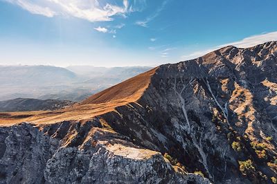 © Ben / Adobe Stock - Massif montagneux vers Gjirokaster - Albanie Massif montagneux vers Gjirokaster - Albanie