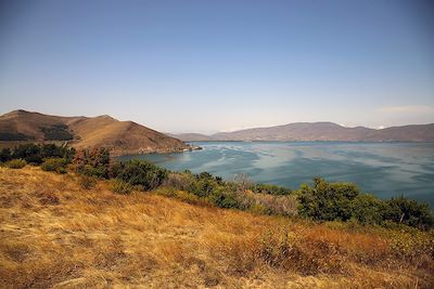 Les bords du lac Sevan en Arménie