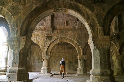Une femme visitant le complexe monastique médiéval de Sanahin dans la province de Lori, au nord de l'Arménie