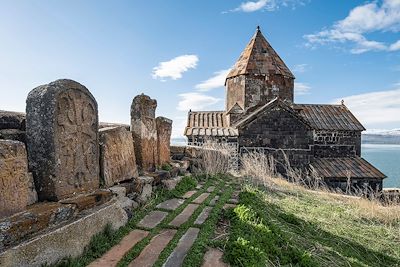Le monastère de Sevanavank sur les bords du lac Sevan - Arménie