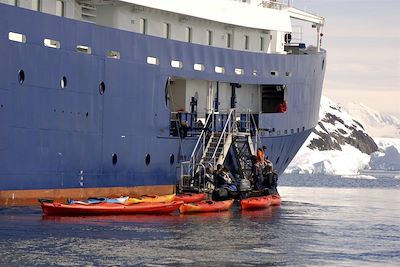 Départ en Kayak depuis le Plancius à la découverte de la péninsule Antarctique