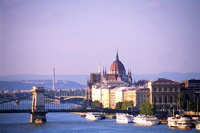 © Office du Tourisme de Budapest - Pont Széchenyi Lanchid - Budapest - Hongrie Pont Széchenyi Lanchid - Budapest - Hongrie