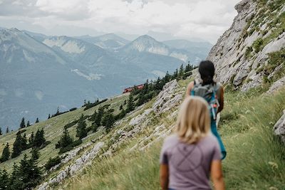 © Akela - from alp to alp / Stocksy - Randonnée dans les alpes autrichiennes - Autriche Randonnée dans les alpes autrichiennes - Autriche