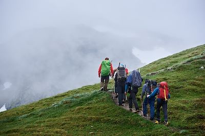 Groupe de randonneurs en montagne