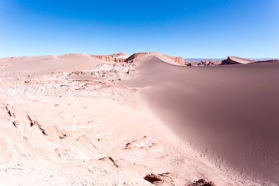 © mauriziobiso / Adobe Stock - Vue de la vallée de la lune dans le désert d'Atacama - Chili Vue de la vallée de la lune dans le désert d'Atacama - Chili