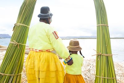 Une femme et sa fille sur le lac Tiiticaca en habits traditionnels - Pérou