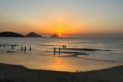 Baignade en mer au coucher de soleil - Brésil