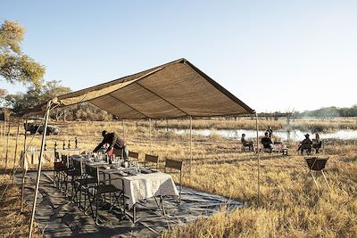 © Hervé Fourneau - Table pour le dîner - Camp de brousse - Botswana Table pour le dîner - Camp de brousse - Botswana