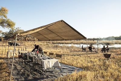 © Hervé Fourneau - Table pour le dîner - Camp de brousse - Botswana Table pour le dîner - Camp de brousse - Botswana