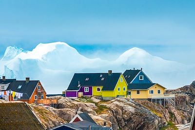 © Luis/stock.adobe.com - Icebergs devant les maisons colorées d'Ilulissat - Groenland Icebergs devant les maisons colorées d'Ilulissat - Groenland