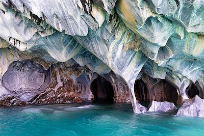 © imageBROKER/ hemis.fr - Chapelles de marbre – Puerto Tranquilo – Patagonie – Chili Chapelles de marbre – Puerto Tranquilo – Patagonie – Chili