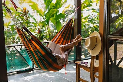 © Raymond Forbes LLC / Stocksy - Détente dans un hamac au Costa Rica Détente dans un hamac au Costa Rica