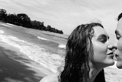 © Ali Lanenga / Stocksy - Couple sur une plage du Costa Rica Couple sur une plage du Costa Rica