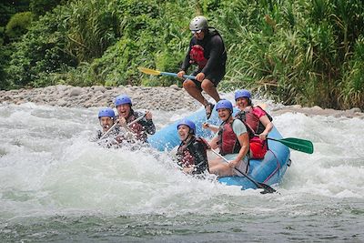 © Luis Gallardo - Rafting sur la rivière de Sarapiqui - Costa Rica Rafting sur la rivière de Sarapiqui - Costa Rica