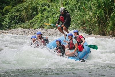 © Luis Gallardo - Rafting sur la rivière de Sarapiqui - Costa Rica Rafting sur la rivière de Sarapiqui - Costa Rica