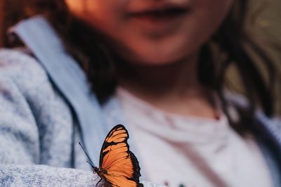 Papillon posé sur le bras d'une petite fille, Costa Rica