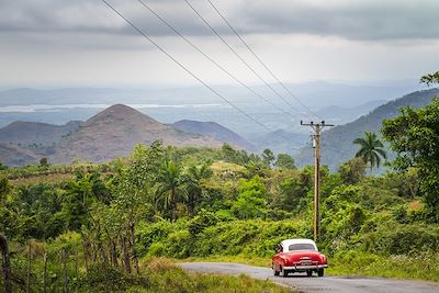 Voiture vintage sur les routes cubaines