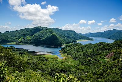 © William Cruz - Lac depuis le sentier Loma Atalaya - El Salto de Hanabanilla - Cuba Lac depuis le sentier Loma Atalaya - El Salto de Hanabanilla - Cuba