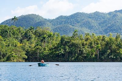 © JuliaNaether / Adobe Stock - Lac Hanabanilla - Cuba Lac Hanabanilla - Cuba