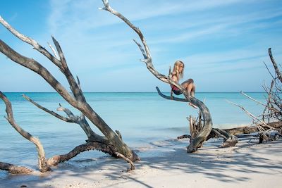 © Paul Biris / Getty Images - Petit garçon jouant sur une plage à Cuba Petit garçon jouant sur une plage à Cuba
