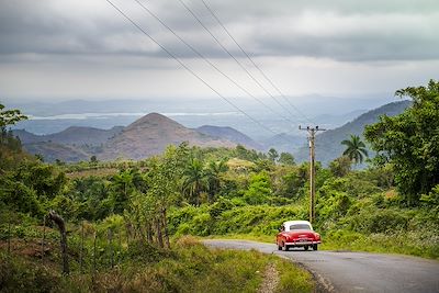 Voiture vintage sur les routes cubaines