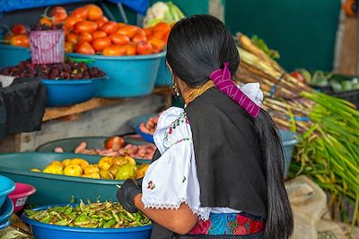 © SL-Photography / Adobe Stock - Femme en tenue traditionnelle - Marché d'Otavalo - Equateur Femme en tenue traditionnelle - Marché d'Otavalo - Equateur