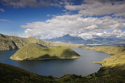 Lac de cratère Cuicocha et volcan Cotacachi - Equateur