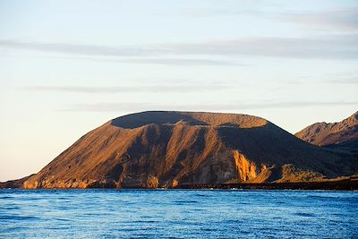 © Christian Kober, robertharding / Alamy / Hemis - Cratère de volcan sur l'archipel des Galapagos Cratère de volcan sur l'archipel des Galapagos