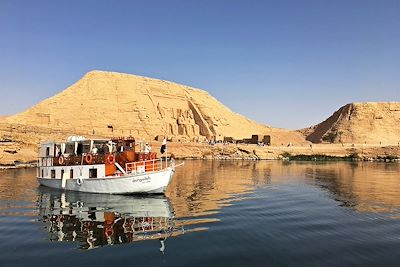 Bateau Dongolah devant le temple d'Abou Simbel - Lac Nasser - Egypte