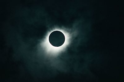 © Grossruck / Adobe Stock - Eclipse solaire Eclipse solaire