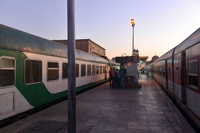 © Viviane Negrotto - Train de nuit à son arrivée en gare de Louxor - Egypte Train de nuit à son arrivée en gare de Louxor - Egypte