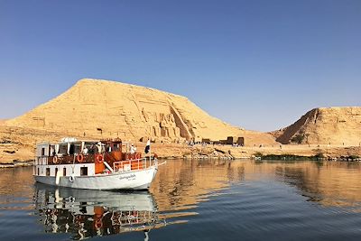 Bateau Dongolah devant le temple d'Abou Simbel - Lac Nasser - Egypte