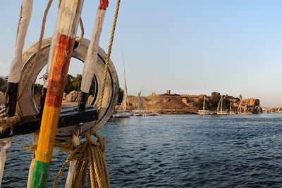 Un homme observe le port depuis un bateau