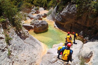 © Yann Alcubilla - Canyoning en famille dans la Sierra de Guara - Espagne Canyoning en famille dans la Sierra de Guara - Espagne