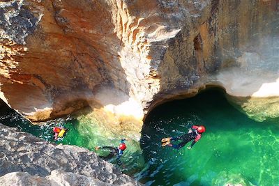 © Yann Alcubilla - Canyoning en famille dans la Sierra de Guara - Espagne Canyoning en famille dans la Sierra de Guara - Espagne