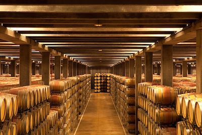 © eddyh / Adobe Stock - Cave à vin - La Rioja - Espagne Cave à vin - La Rioja - Espagne