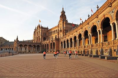 © joserpizarro / Adobe Stock - Plaza de España - Séville - Andalousie - Espagne Plaza de España - Séville - Andalousie - Espagne