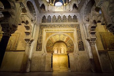 © myriamnavas / Adobe Stock - Intérieur de la Mosquée-Cathédrale de Cordoue - Andalousie - Espagne Intérieur de la Mosquée-Cathédrale de Cordoue - Andalousie - Espagne