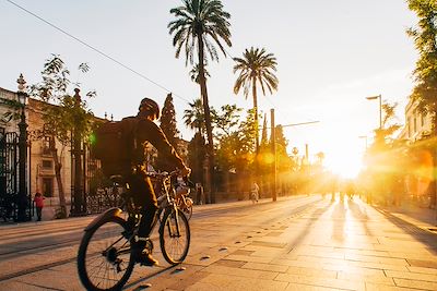 © Alexander Spatari / Getty Images - Vélo à Séville - Andalousie - Espagne Vélo à Séville - Andalousie - Espagne