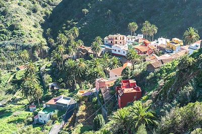 © ksl / Adobe Stock - Canyon de Vallehermoso - La Gomera - Iles Canaries - Espagne Canyon de Vallehermoso - La Gomera - Iles Canaries - Espagne