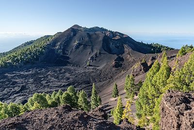 © Tomas Drahos / Adobe Stock - Ruta de Los Volcanes (Route des volcans) - Cratère El Duraznero - La Palma - Îles Canaries - Espagne Ruta de Los Volcanes (Route des volcans) - Cratère El Duraznero - La Palma - Îles Canaries - Espagne