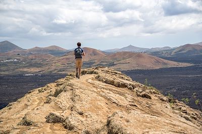© Delphotostock / Adobe Stock - Randonnée sur la Caldera Blanca - Lanzarote - Iles Canaries - Espagne Randonnée sur la Caldera Blanca - Lanzarote - Iles Canaries - Espagne