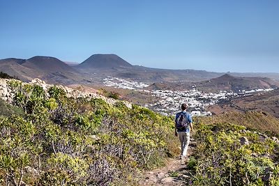 © Jon Arnold Images/ hemis.fr - Randonneur près de Haria - Lanzarote - Iles Canaries - Espagne Randonneur près de Haria - Lanzarote - Iles Canaries - Espagne