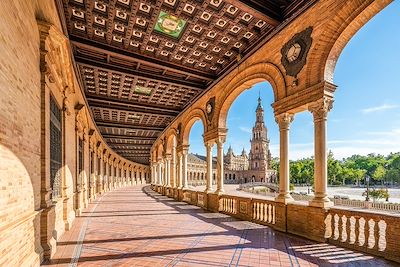 © e55evu / Adobe Stock - Place d'Espagne - Séville - Espagne Place d'Espagne - Séville - Espagne