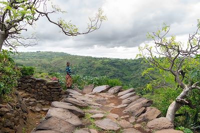 Route pavée d'un village traditionnel - Vallée de l'Omo - Ethiopie