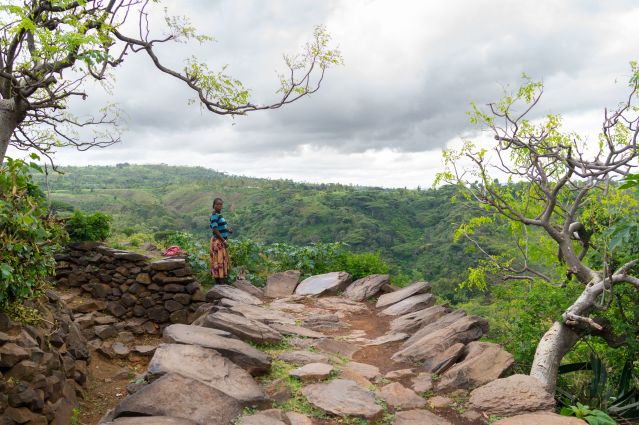 Route pavée d un village traditionnel - Vallée de l Omo - Ethiopie