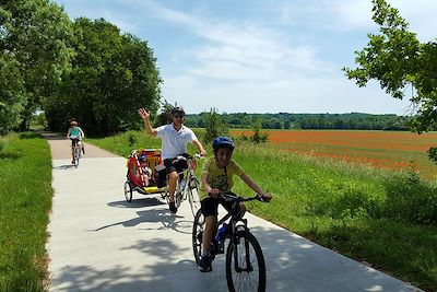 Famille à vélo - Loire - France