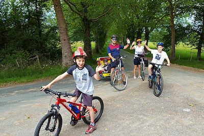 Famille à vélo - Loire - France